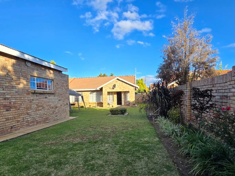 Full title townhouse in a good area and centrally located. Ideal for first-time buyers or those looking to scale down. - Photo 4