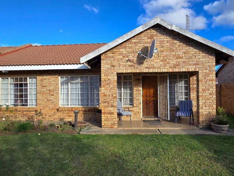 Full title townhouse in a good area and centrally located. Ideal for first-time buyers or those looking to scale down. - Photo 1