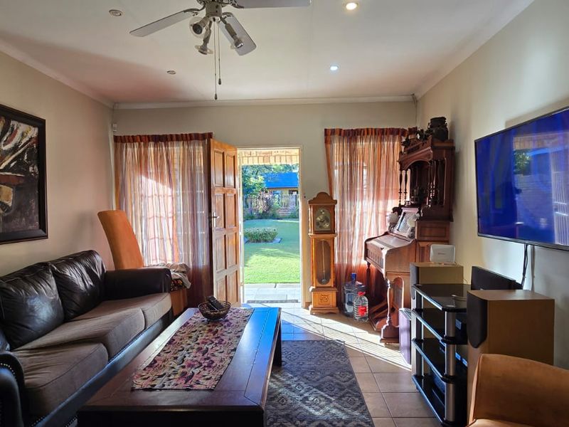 Full title townhouse in a good area and centrally located. Ideal for first-time buyers or those looking to scale down. - Photo 10