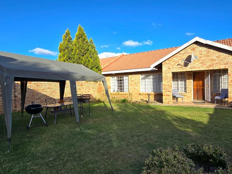 Full title townhouse in a good area and centrally located. Ideal for first-time buyers or those looking to scale down. - Photo 6
