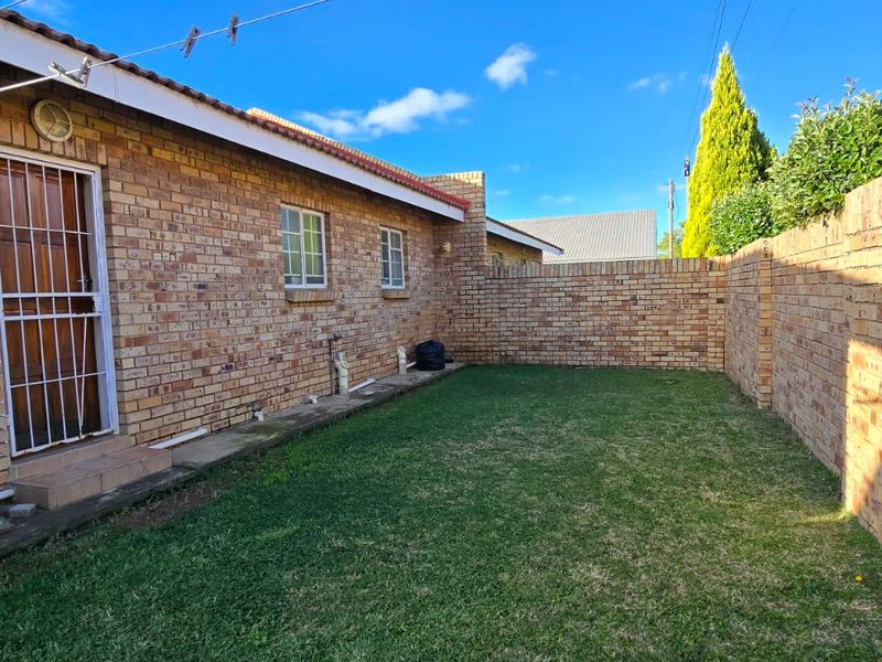 Full title townhouse in a good area and centrally located. Ideal for first-time buyers or those looking to scale down. - Photo 8