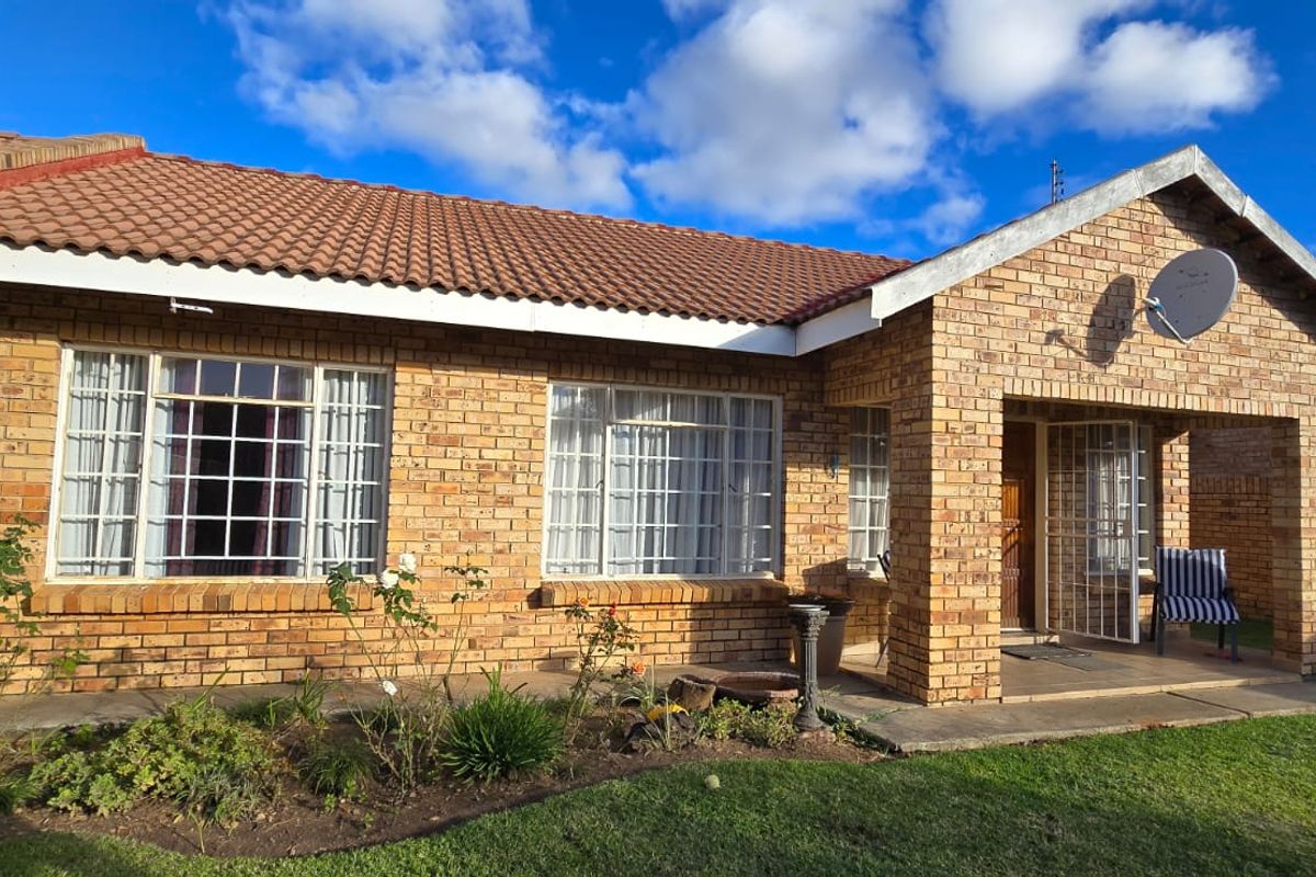 Full title townhouse in a good area and centrally located. Ideal for first-time buyers or those looking to scale down. - Photo 2