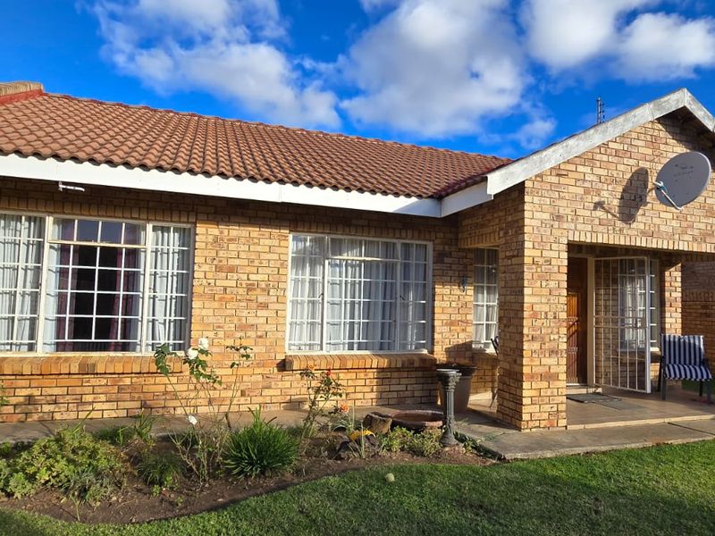 Full title townhouse in a good area and centrally located. Ideal for first-time buyers or those looking to scale down. - Photo 2