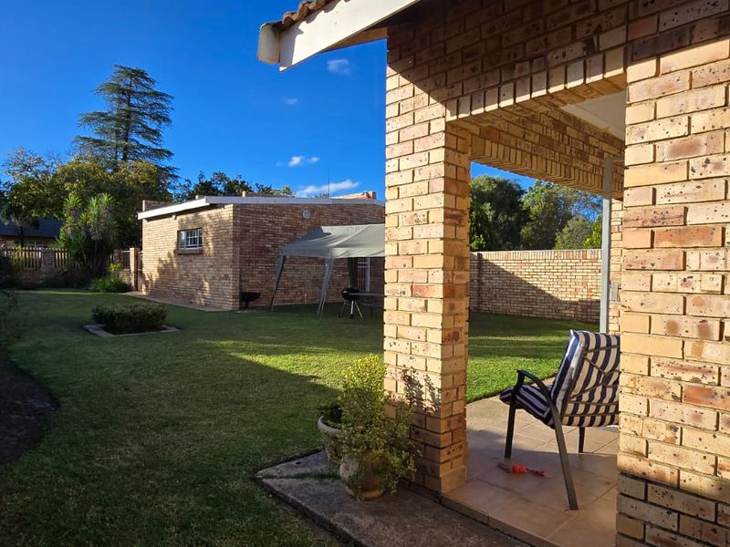 Full title townhouse in a good area and centrally located. Ideal for first-time buyers or those looking to scale down. - Photo 7
