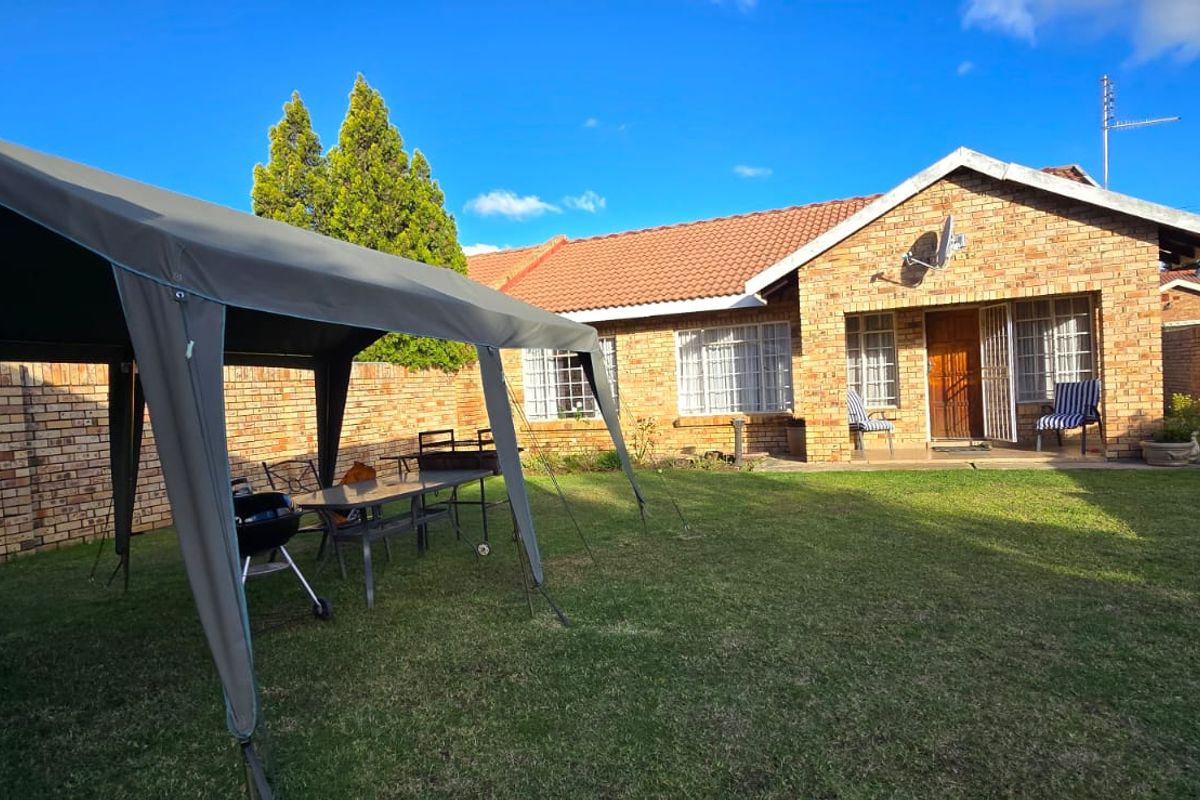 Full title townhouse in a good area and centrally located. Ideal for first-time buyers or those looking to scale down. - Photo 3