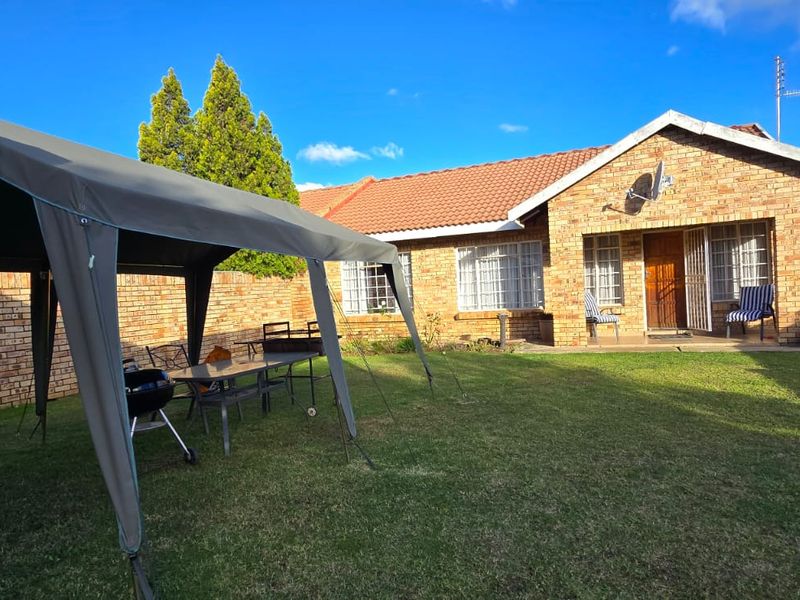 Full title townhouse in a good area and centrally located. Ideal for first-time buyers or those looking to scale down. - Photo 3