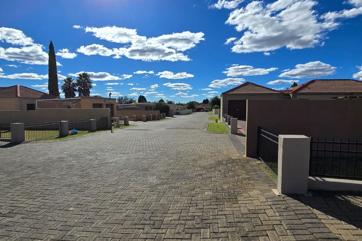 Come enjoy living in this quiet, secure complex in Flamwood after a hard day at the office - Photo 2