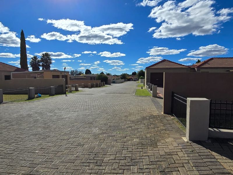 Come enjoy living in this quiet, secure complex in Flamwood after a hard day at the office - Photo 2