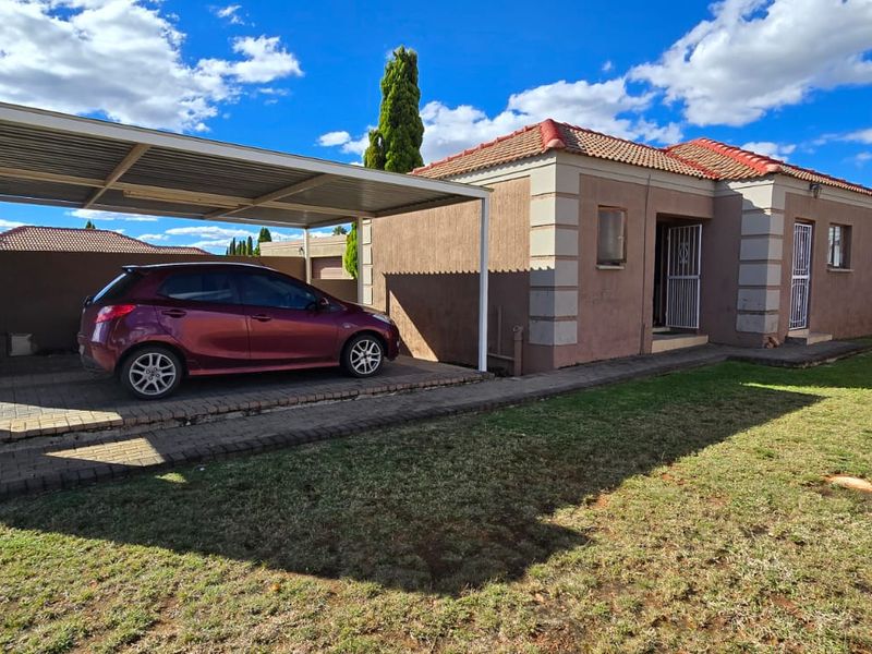 Come enjoy living in this quiet, secure complex in Flamwood after a hard day at the office - Photo 1