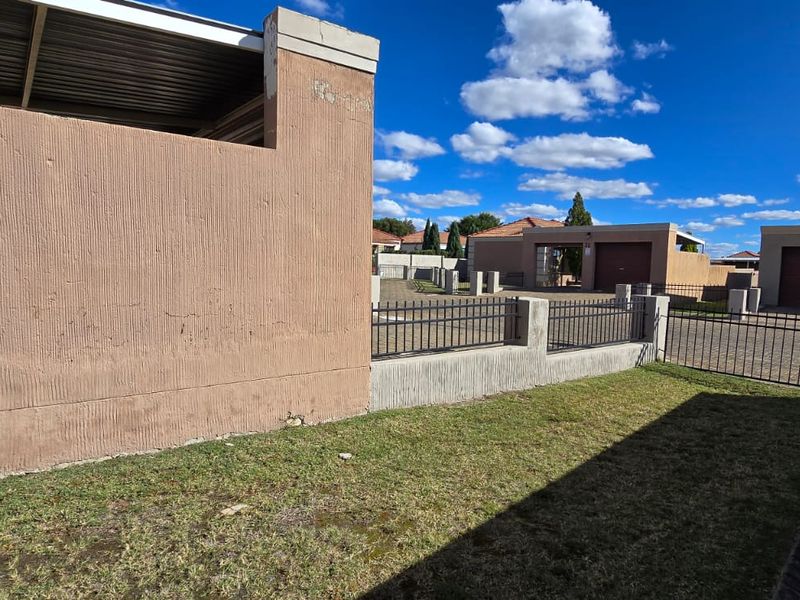 Come enjoy living in this quiet, secure complex in Flamwood after a hard day at the office - Photo 7