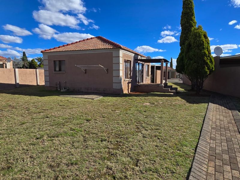 Come enjoy living in this quiet, secure complex in Flamwood after a hard day at the office - Photo 6