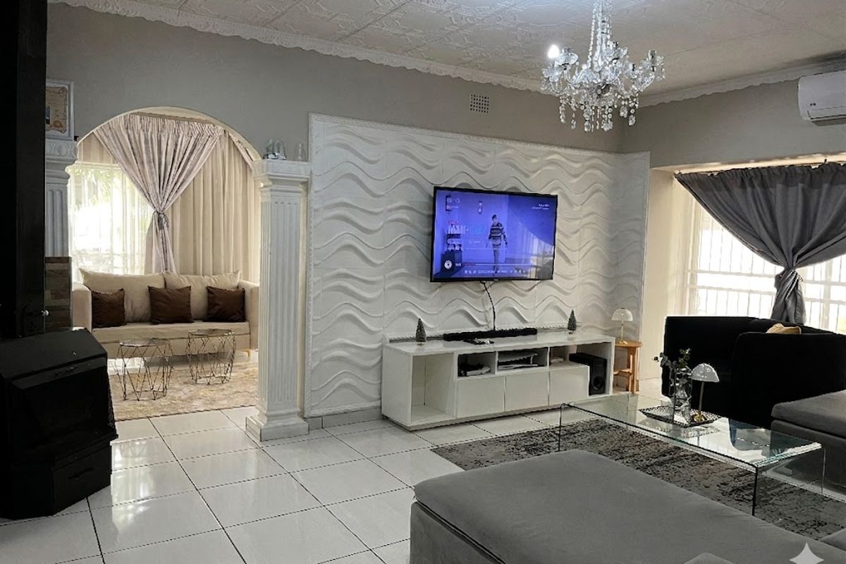 FOR SALE!! Modern 3-Bedroom Family Oasis with Pool & Granny Flat - Photo 2