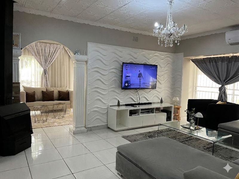 FOR SALE!! Modern 3-Bedroom Family Oasis with Pool & Granny Flat - Photo 2