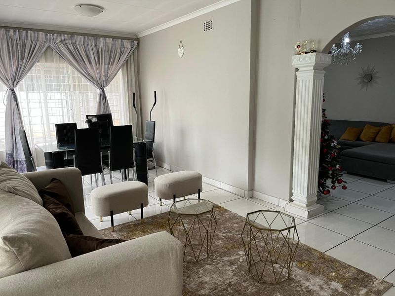 FOR SALE!! Modern 3-Bedroom Family Oasis with Pool & Granny Flat - Photo 10