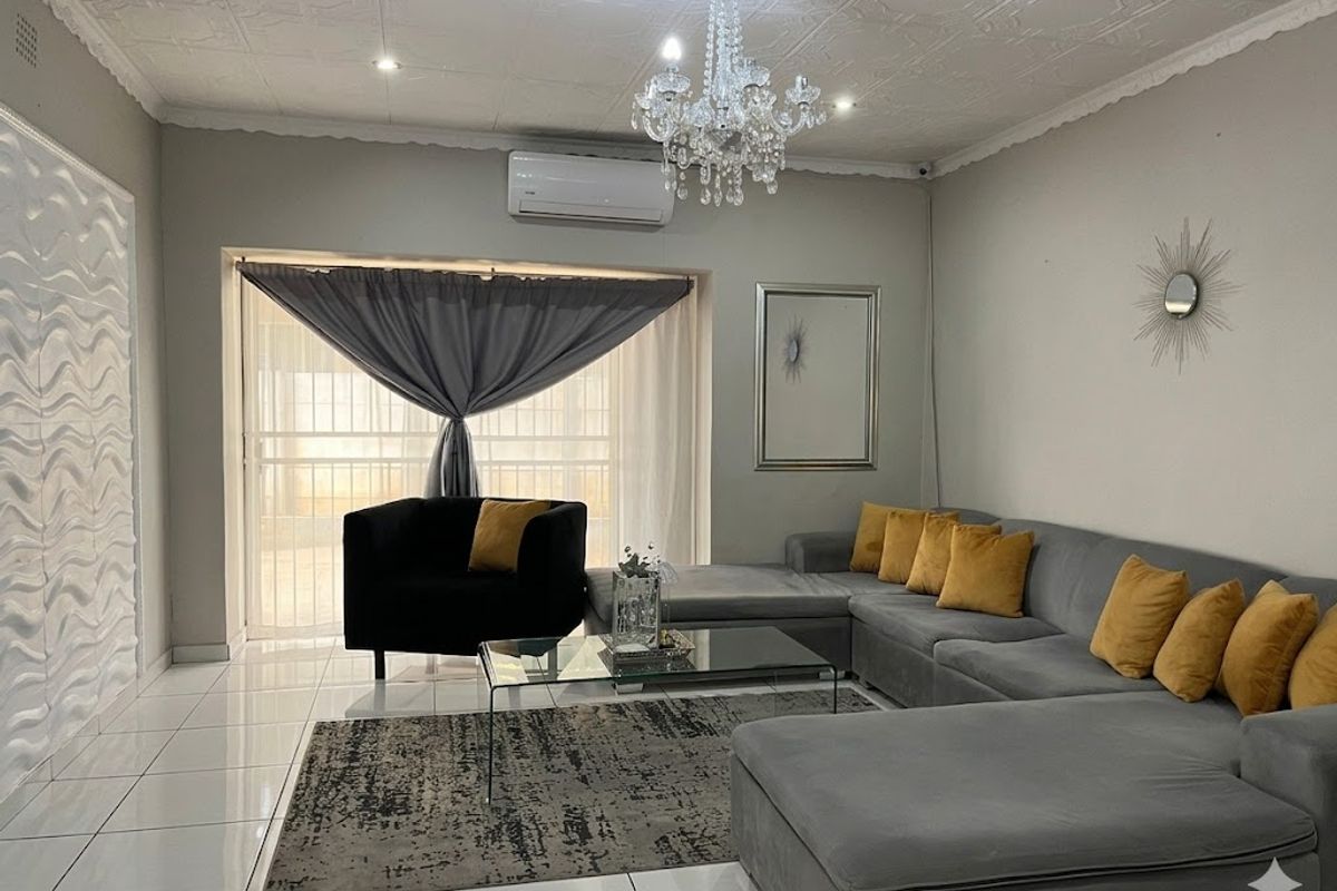 FOR SALE!! Modern 3-Bedroom Family Oasis with Pool & Granny Flat - Photo 3