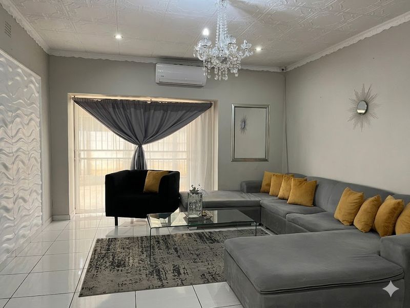 FOR SALE!! Modern 3-Bedroom Family Oasis with Pool & Granny Flat - Photo 3