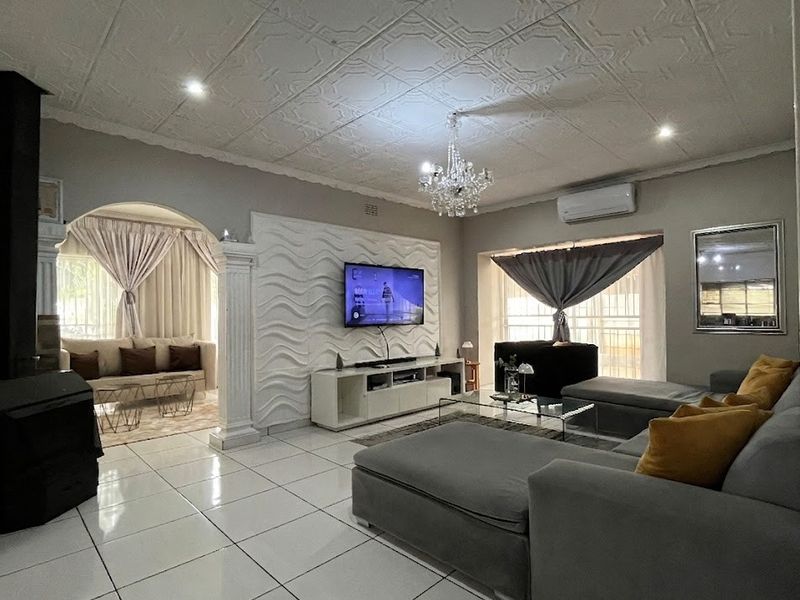 FOR SALE!! Modern 3-Bedroom Family Oasis with Pool & Granny Flat - Photo 1