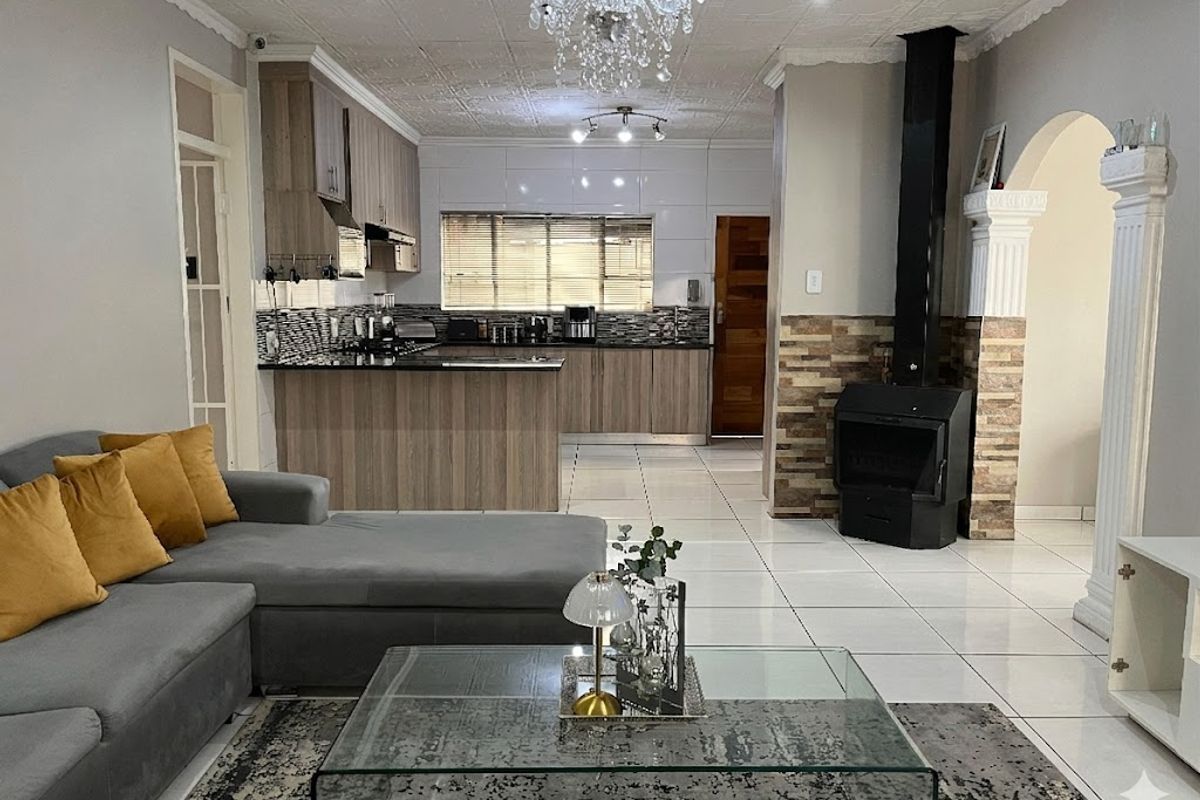 FOR SALE!! Modern 3-Bedroom Family Oasis with Pool & Granny Flat - Photo 4
