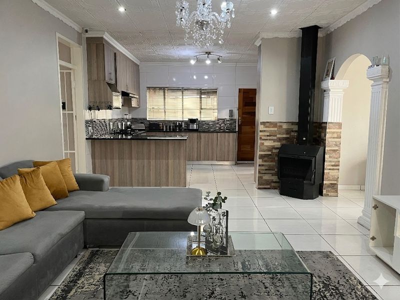 FOR SALE!! Modern 3-Bedroom Family Oasis with Pool & Granny Flat - Photo 4