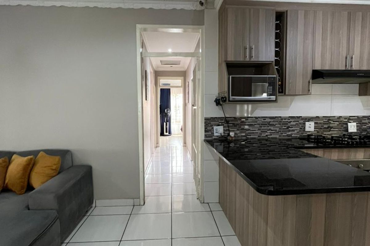 FOR SALE!! Modern 3-Bedroom Family Oasis with Pool & Granny Flat - Photo 5