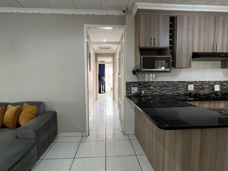 FOR SALE!! Modern 3-Bedroom Family Oasis with Pool & Granny Flat - Photo 5
