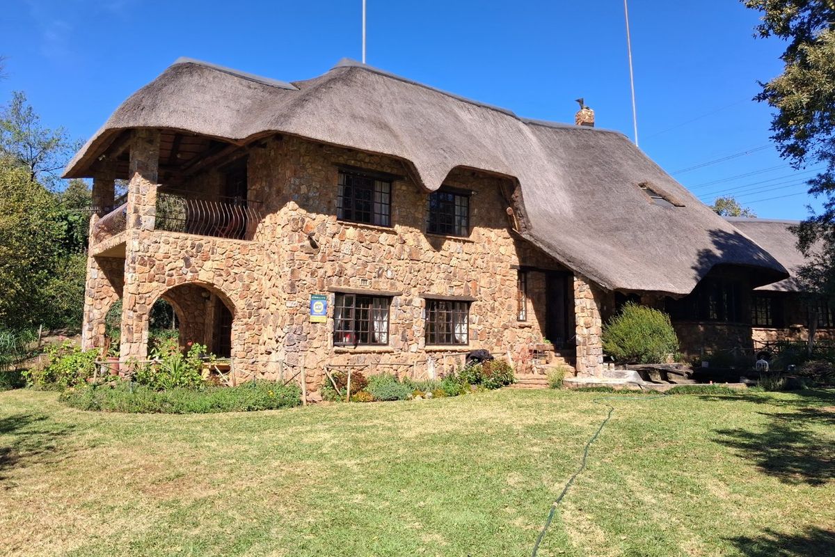 A Magnificent Thatched Riverside Retreat - Photo 3