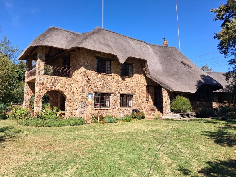 A Magnificent Thatched Riverside Retreat - Photo 3