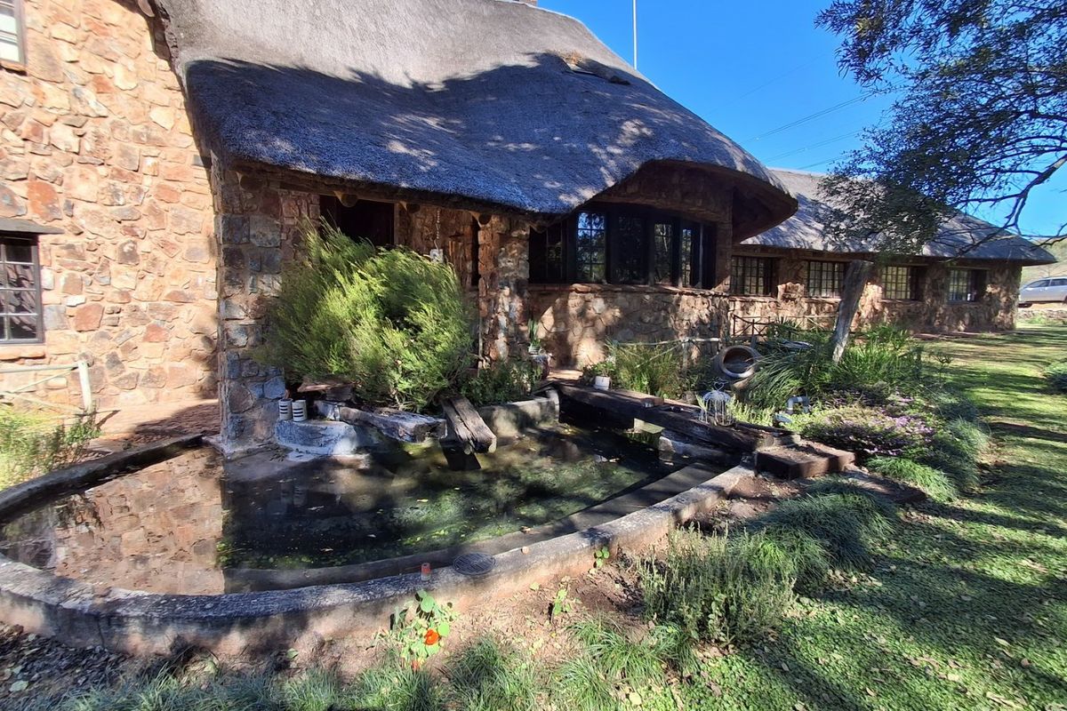 A Magnificent Thatched Riverside Retreat - Photo 5