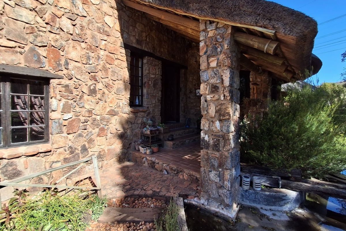 A Magnificent Thatched Riverside Retreat - Photo 4