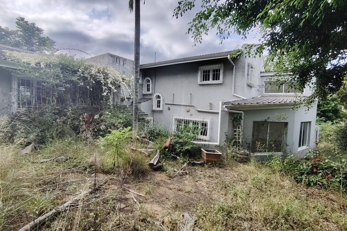 MR538016 MyRoof Dream with us - vandalized property with a lot of potential.  - Photo 2