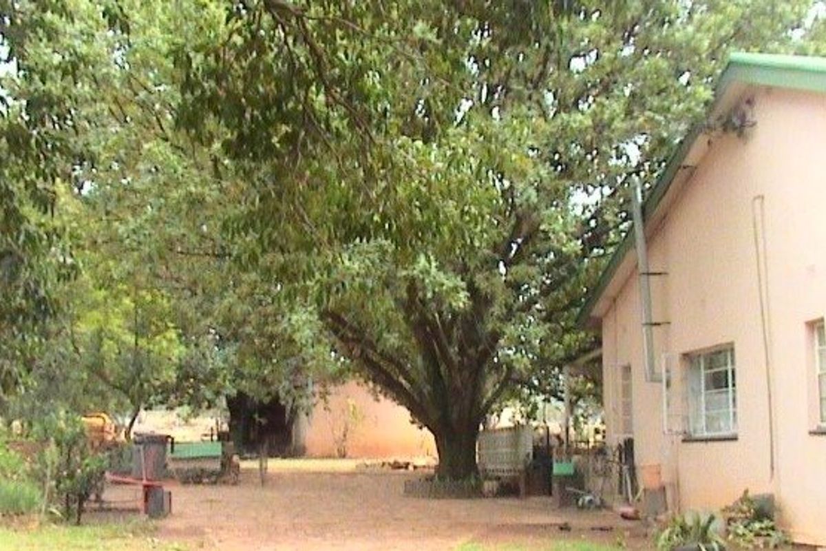 Home with Flatlet on a Large Erf in  Rietkol - Photo 4