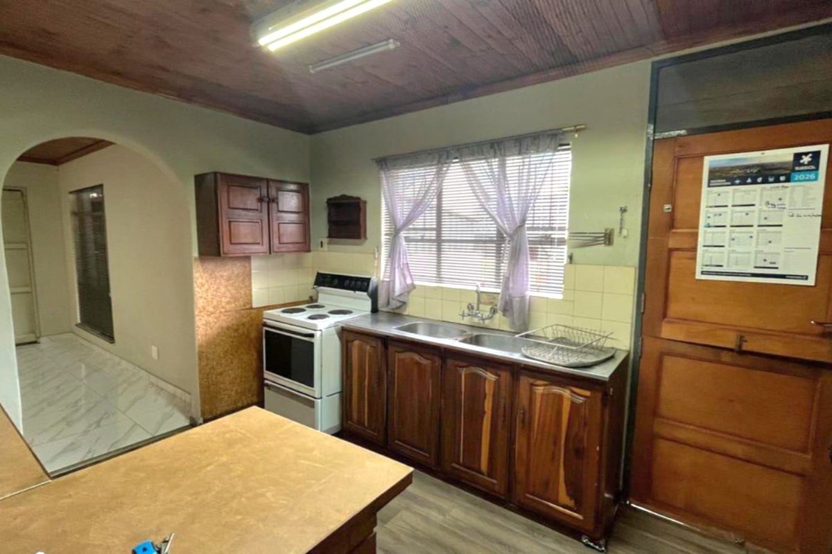 Comfortable Family Living with Excellent Security - Photo 4