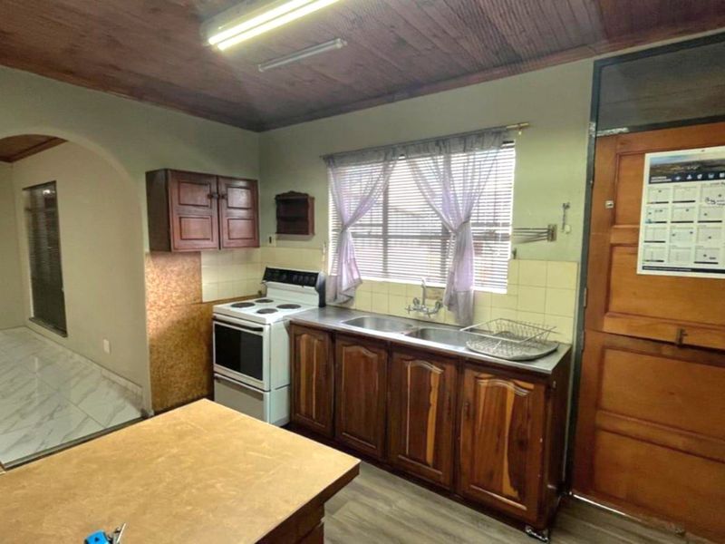 Comfortable Family Living with Excellent Security - Photo 4