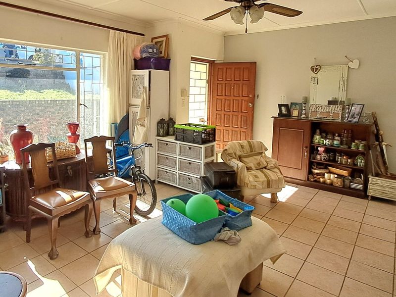 Large family home with 2 flats in upper Gonubie, East London - Photo 6