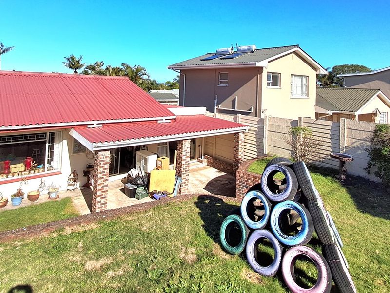 Large family home with 2 flats in upper Gonubie, East London - Photo 4