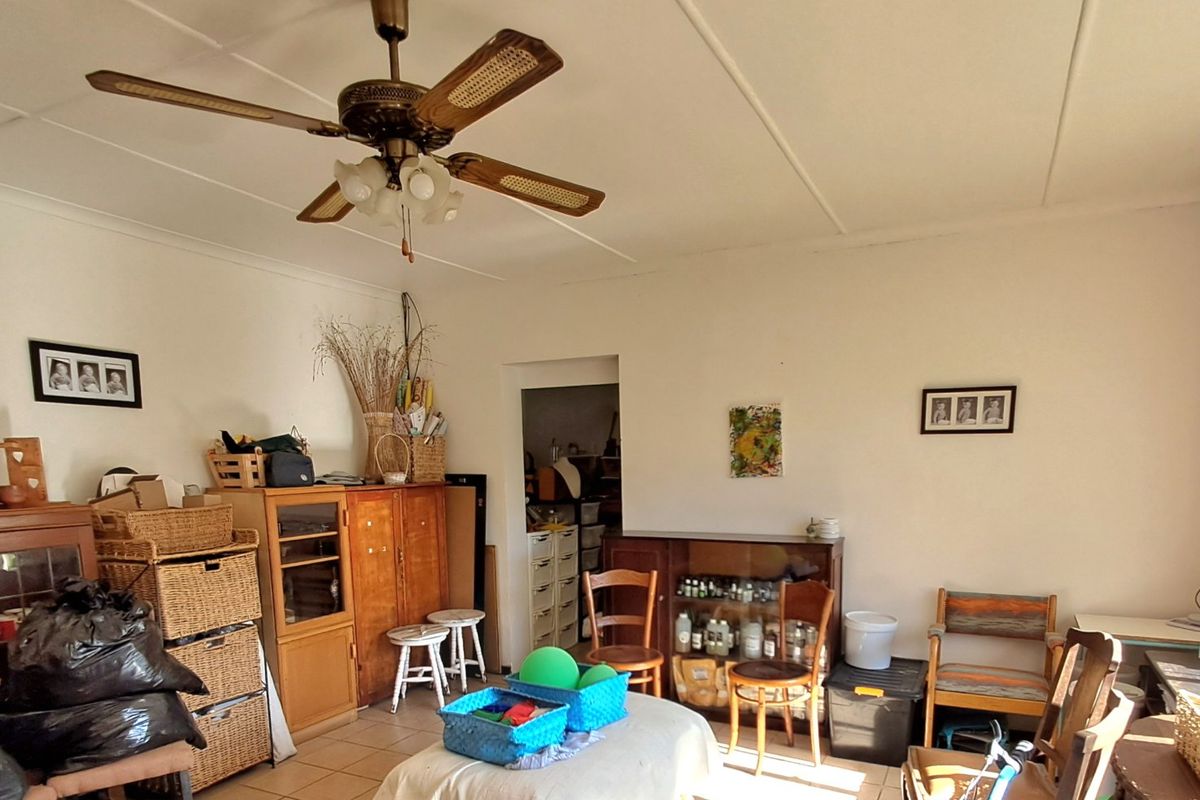 Spacious family home with 2 modern flats - Upper Gonubie, East London - Photo 5