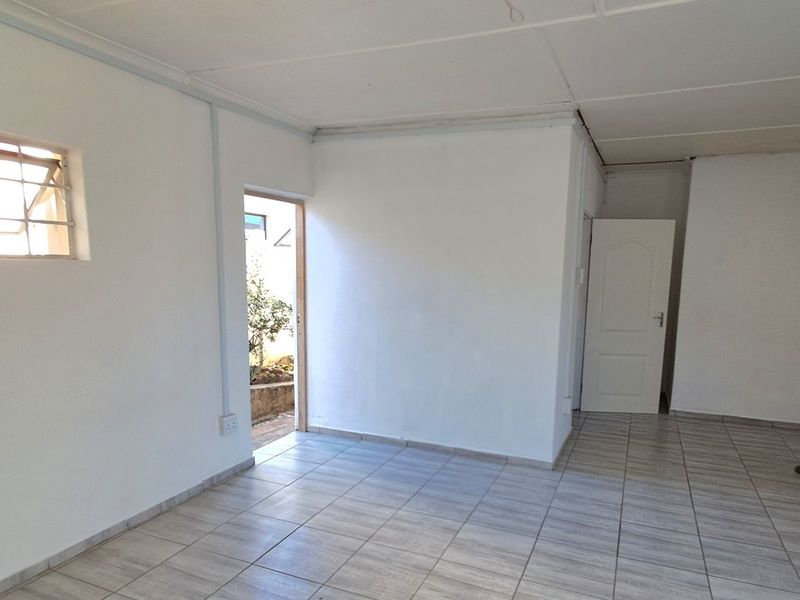Large family home with 2 flats in upper Gonubie, East London - Photo 10
