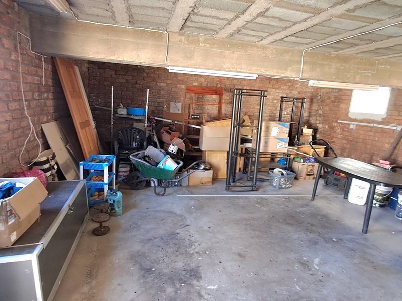 Large family home with 2 flats in upper Gonubie, East London - Photo 9