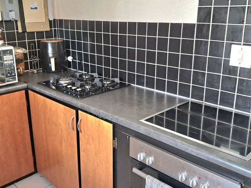 Large family home with 2 flats in upper Gonubie, East London - Photo 8