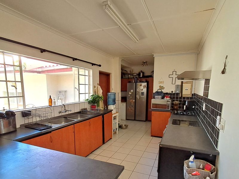 Spacious family home with 2 modern flats - Upper Gonubie, East London - Photo 9