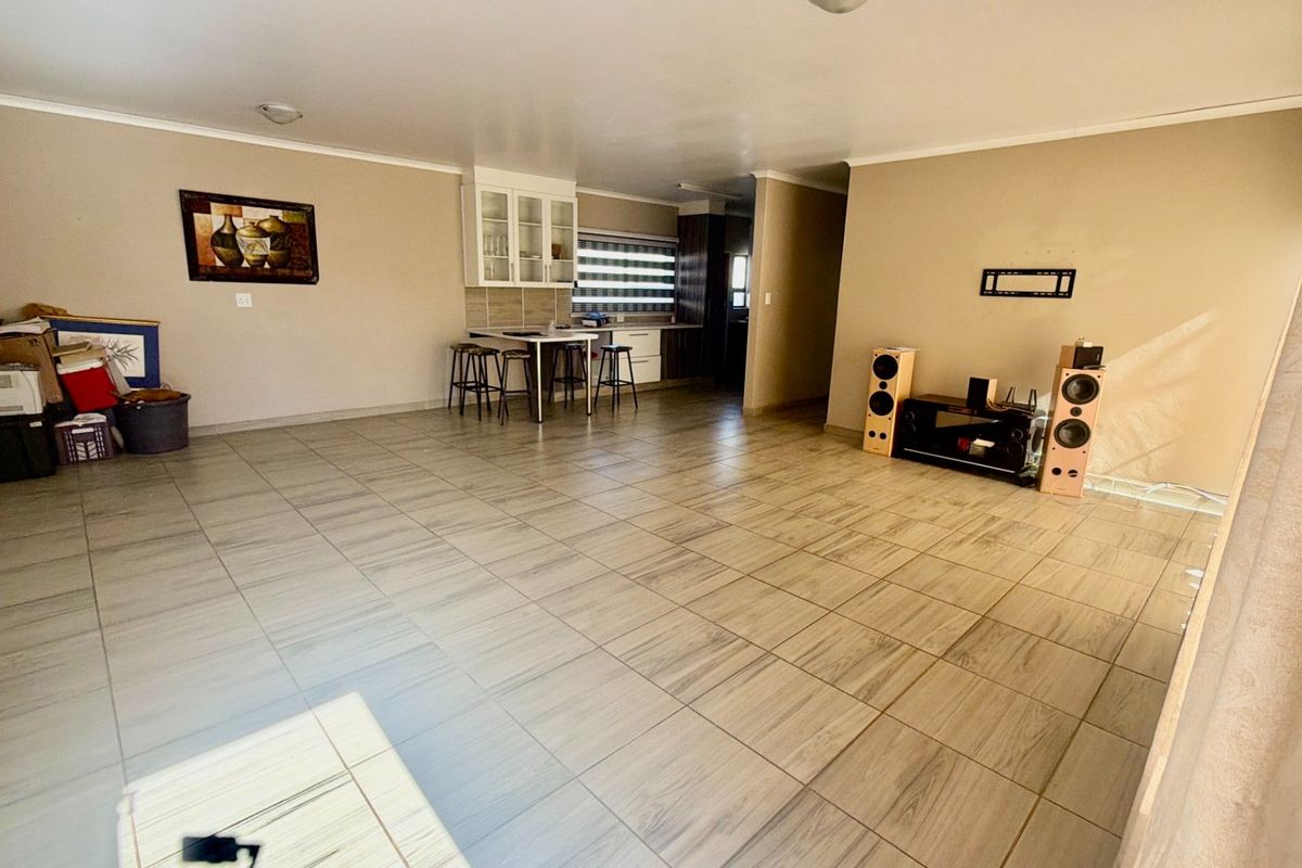 Family home with spotless garden and secure living - Photo 3