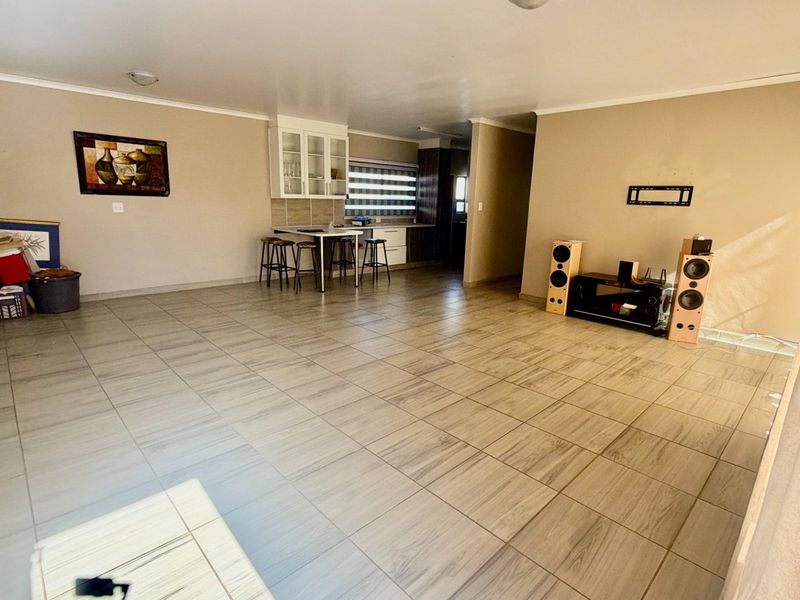 Family home with spotless garden and secure living - Photo 3