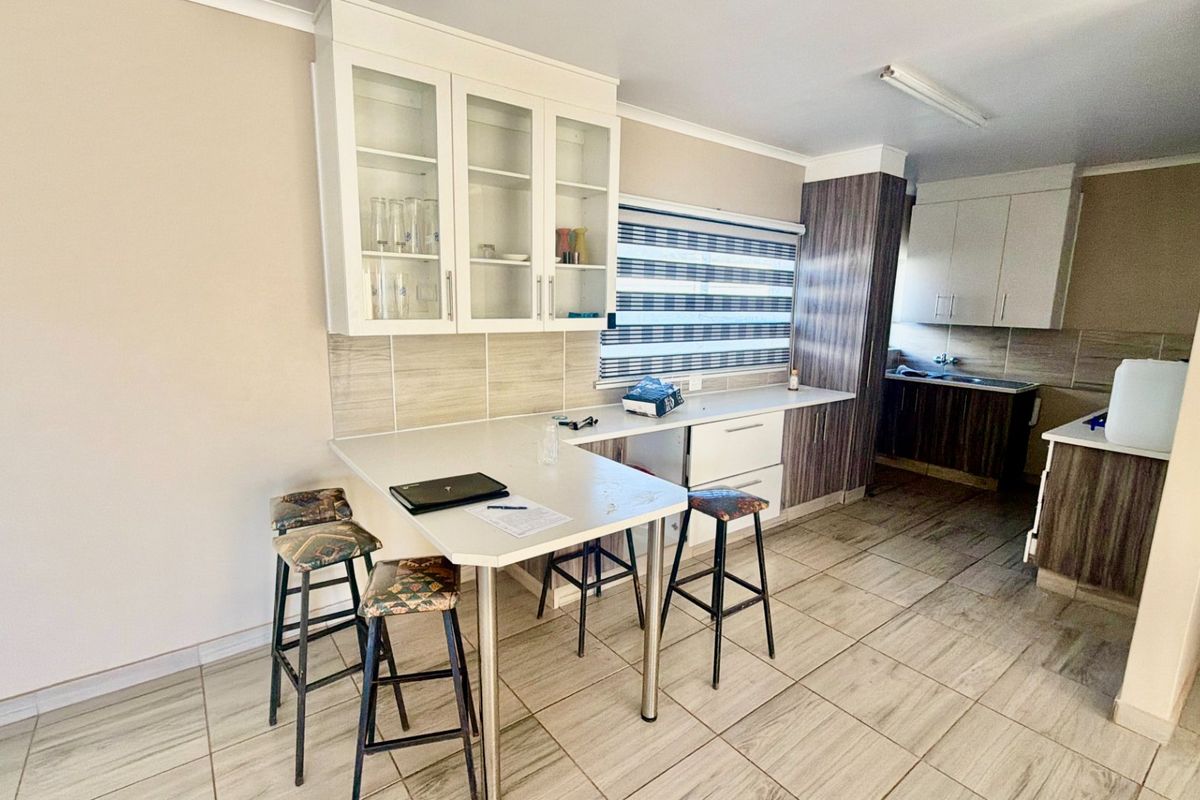 Family home with spotless garden and secure living - Photo 4
