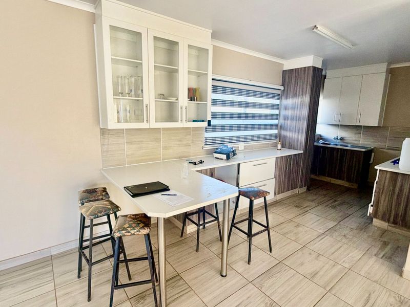 Family home with spotless garden and secure living - Photo 4