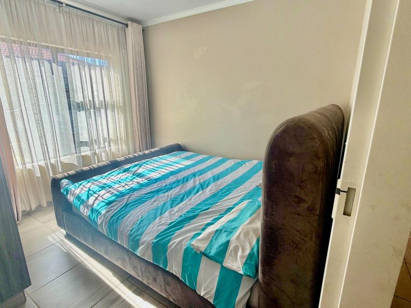 Family home with spotless garden and secure living - Photo 10