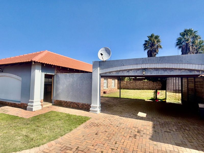 Family home with spotless garden and secure living - Photo 1