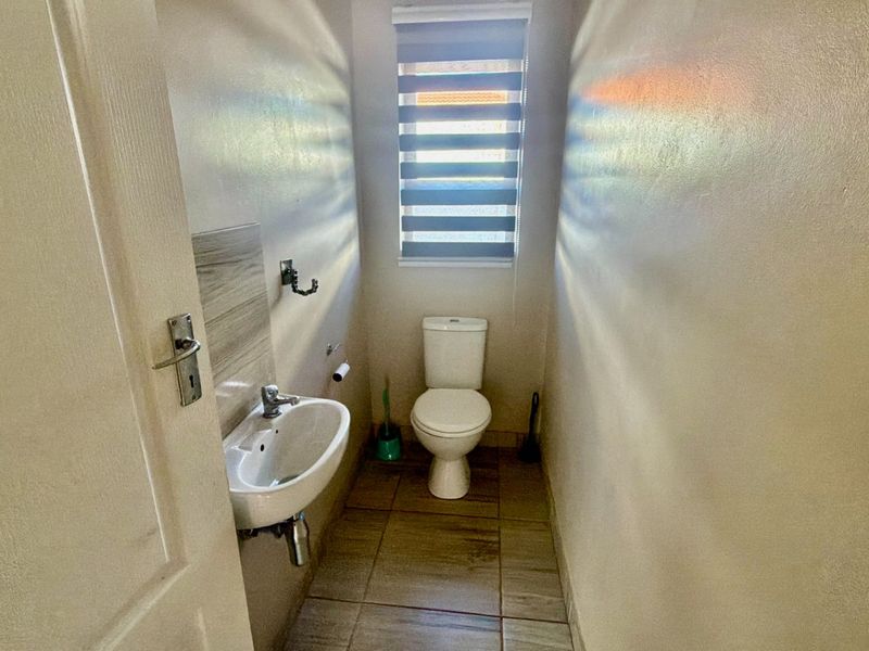 Family home with spotless garden and secure living - Photo 7