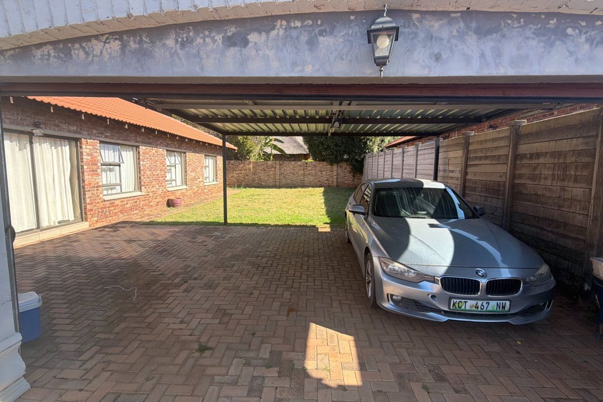 Family home with spotless garden and secure living - Photo 2