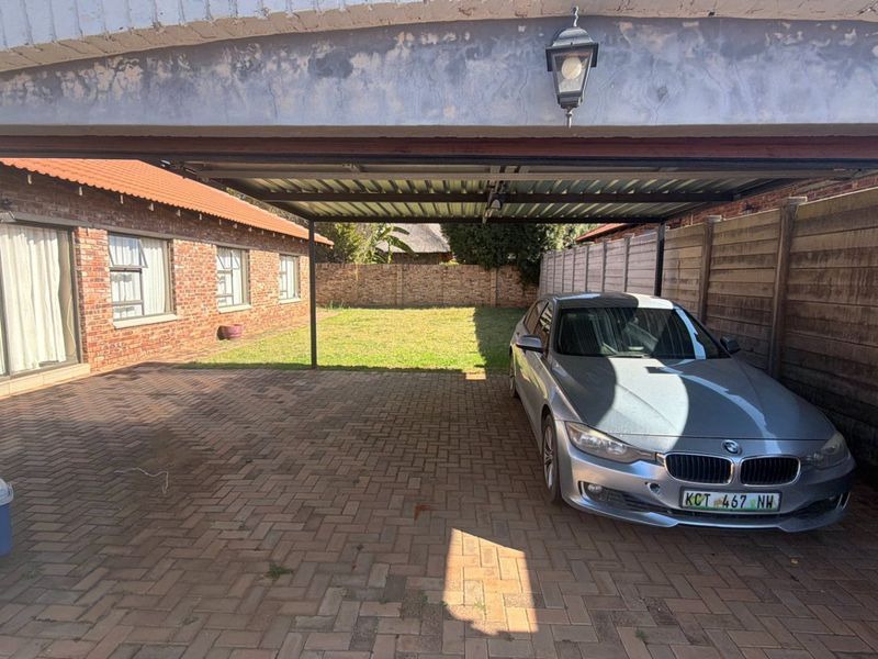 Family home with spotless garden and secure living - Photo 2