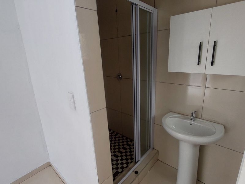 Chic 1 Bed Apartment in Musgrave, Durban - Photo 5